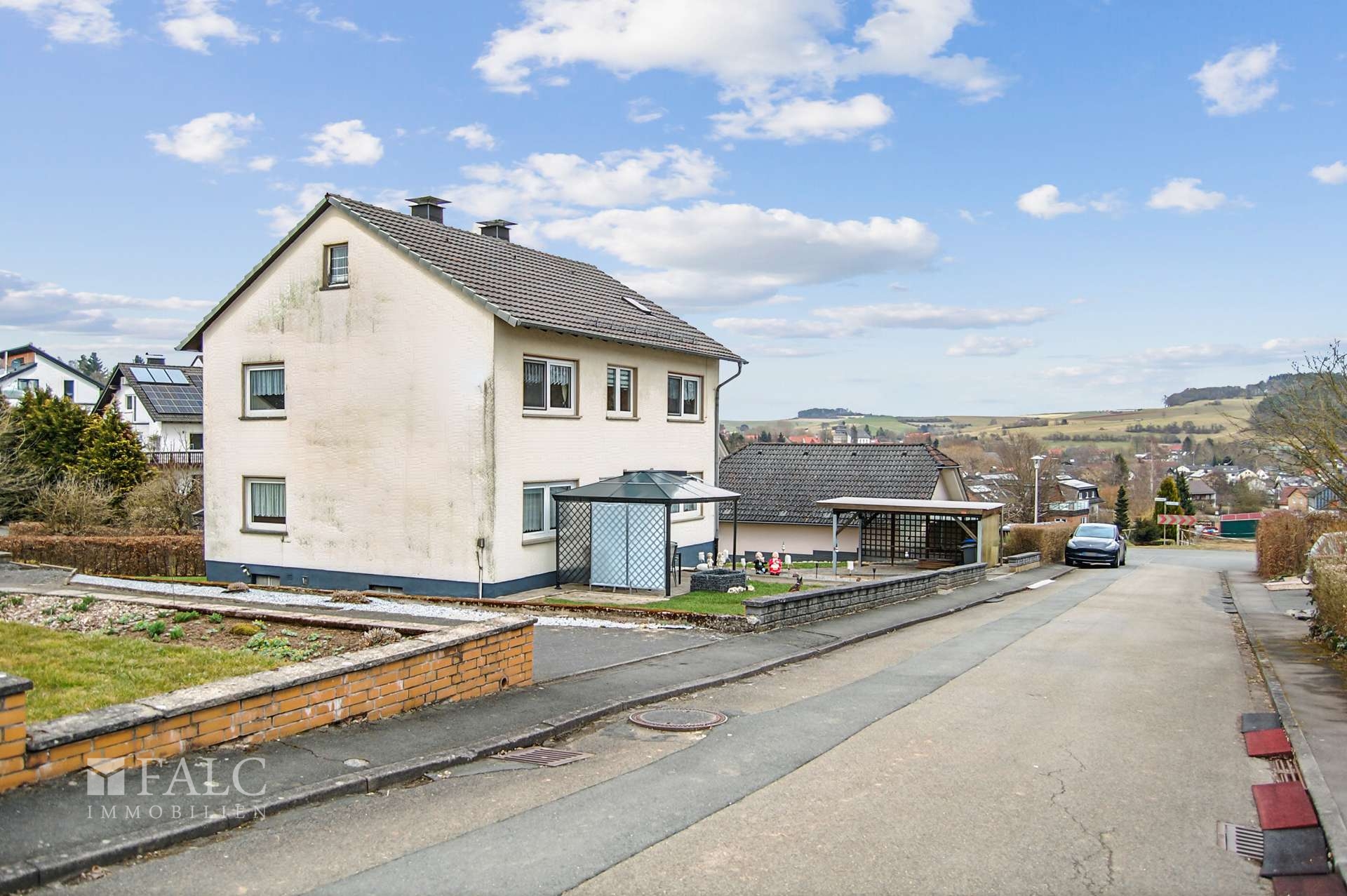Hausansicht seitlich mit Ausblick